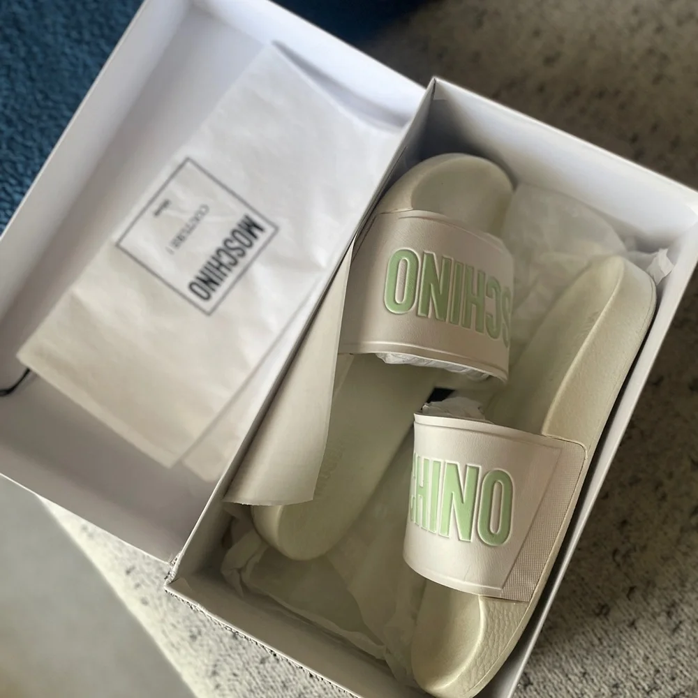 Moschino glow in the dark White and Green Slides - Picture 5 of 8
